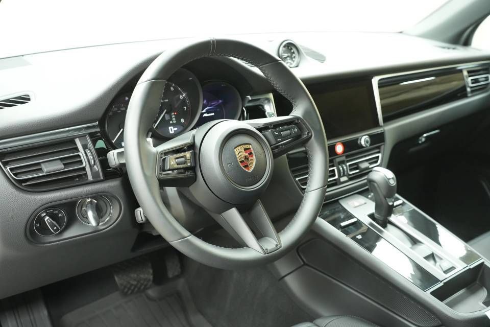 Certified 2026 Porsche Macan AWD/4WD image 4