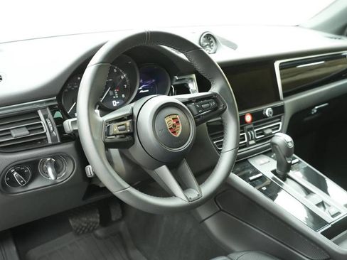 Certified 2026 Porsche Macan AWD/4WD image 4