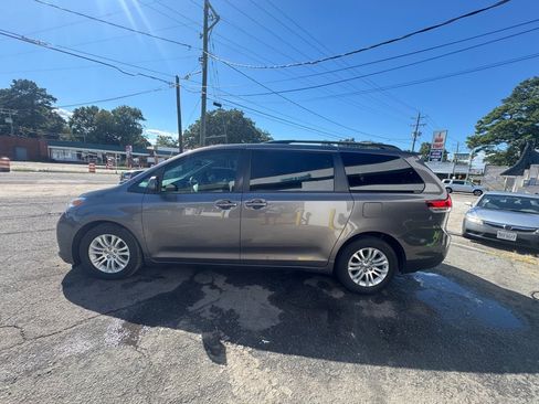 Used 2014 Toyota Sienna XLE FWD image 3