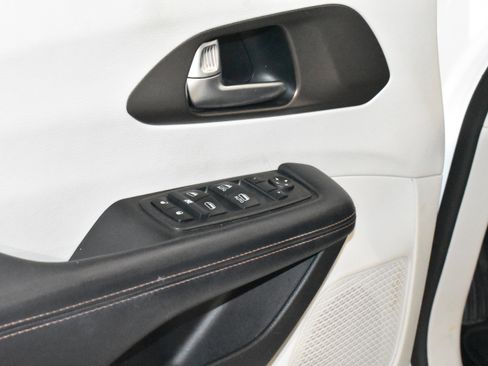 Used 2019 Chrysler Pacifica Touring-L image 23