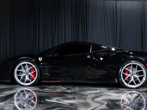Used 2020 Ferrari F8 Tributo RWD image 10