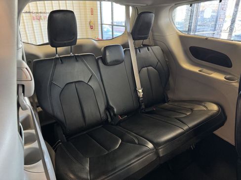 Used 2018 Chrysler Pacifica Touring-L w/ Tire & Wheel Group image 30