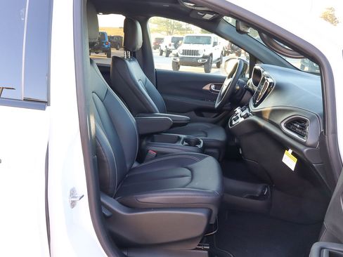 New 2026 Chrysler Pacifica Select image 30