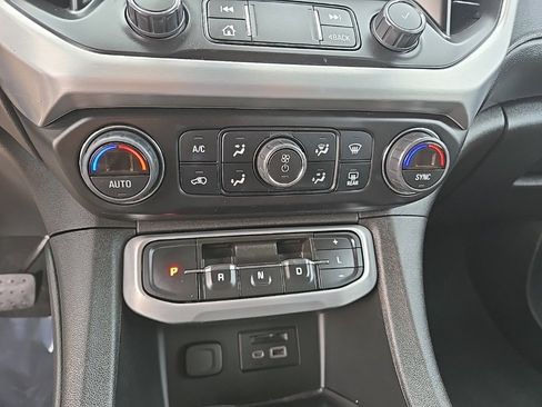 Used 2023 GMC Acadia SLT image 28