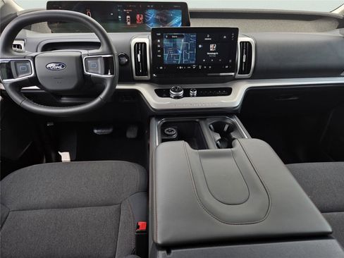Used 2025 Ford Expedition Active RWD image 9
