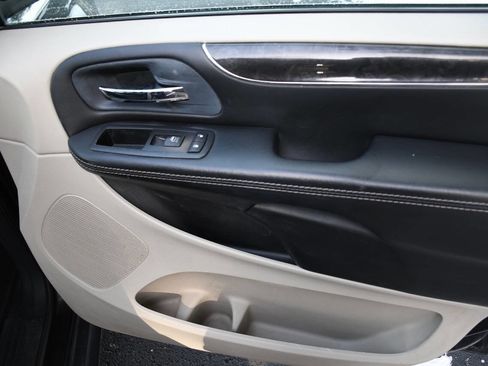 Used 2014 Chrysler Town & Country Touring-L w/ Driver Convenience Group image 32