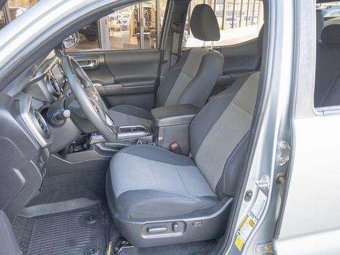 Used 2022 Toyota Tacoma TRD Off-Road image 8