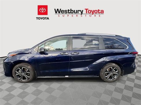 Used 2025 Toyota Sienna Platinum image 11