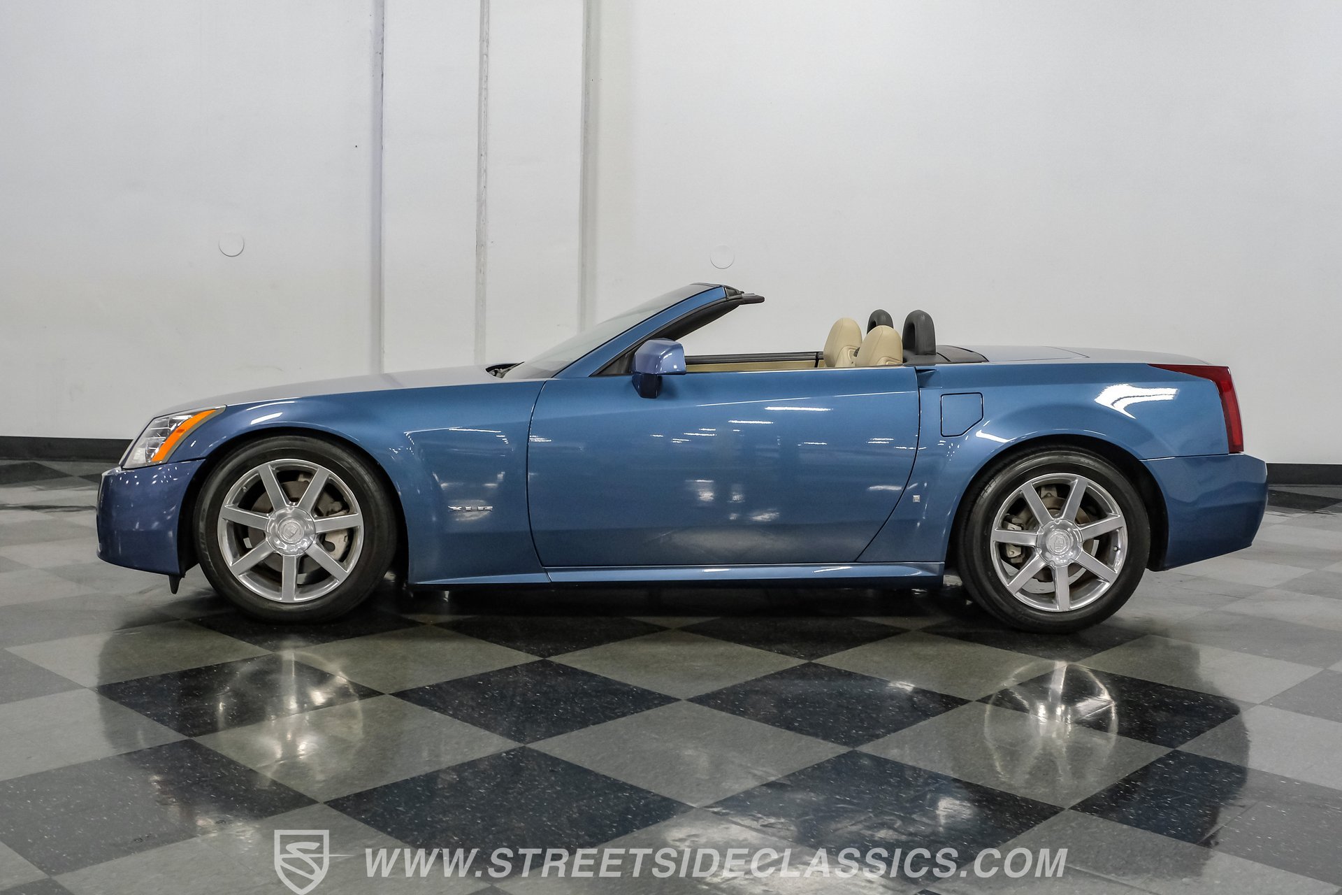 Used 2006 Cadillac XLR RWD image 2