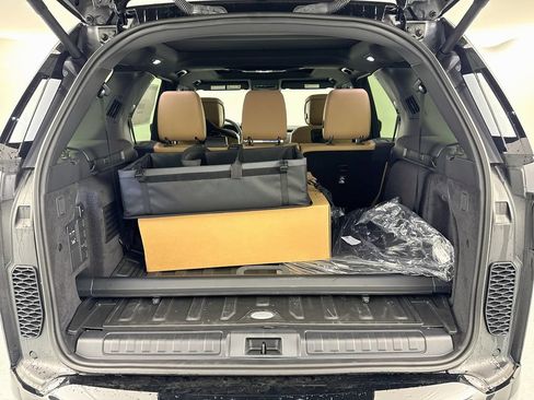 New 2026 Land Rover Discovery Limited Edition AWD/4WD image 28