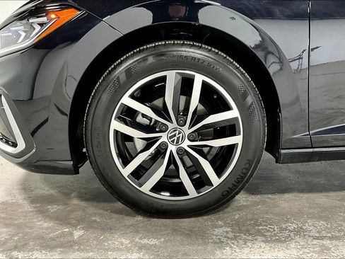 Used 2025 Volkswagen Jetta SE image 11