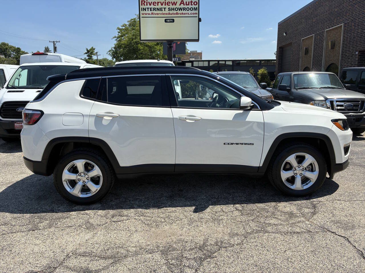 Used 2018 Jeep Compass Latitude w/ Safe & Security Group AWD/4WD image 3