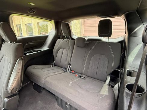 Used 2022 Chrysler Pacifica Touring FWD image 22