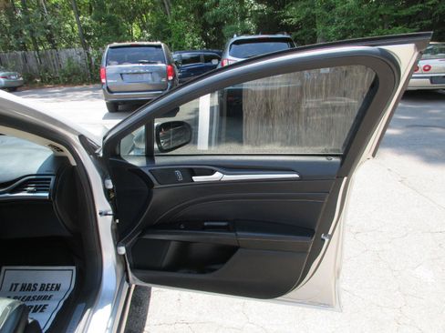 Used 2019 Ford Fusion Energi Titanium FWD image 20