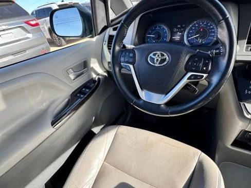 Used 2019 Toyota Sienna XLE w/ XLE Navigation Package image 32