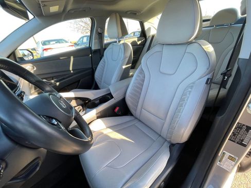 Used 2025 Hyundai Elantra Limited image 35