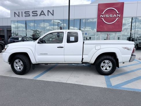 Used 2011 Toyota Tacoma 4x4 Access Cab V6 w/ TRD Off-Road Pkg image 2