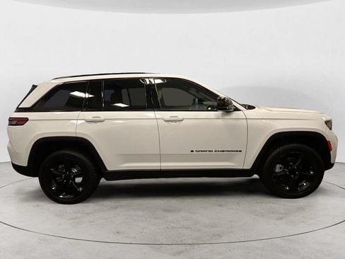 Used 2023 Jeep Grand Cherokee Limited w/ Black Appearance Package AWD/4WD image 6