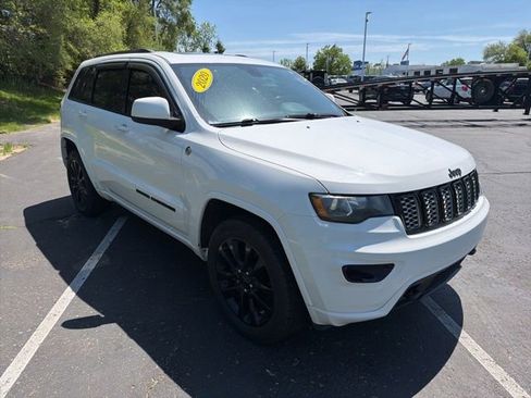 Used 2020 Jeep Grand Cherokee Altitude AWD/4WD image 2