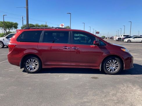 Used 2020 Toyota Sienna XLE image 4