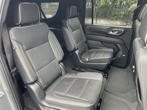 Used 2023 GMC Yukon XL SLT w/ SLT Luxury Package image 28