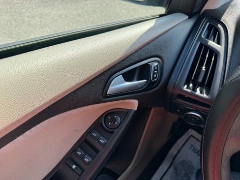Used 2016 Ford Focus SE image 25