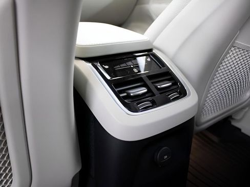 New 2025 Volvo XC90 T8 Plus w/ Protection Package Premier image 32