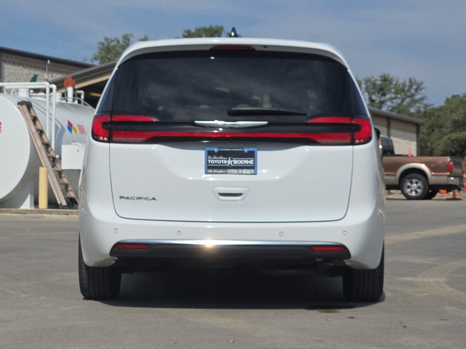 Used 2024 Chrysler Pacifica Touring-L FWD image 4