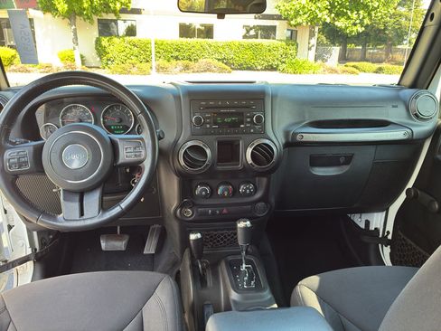 Used 2018 Jeep Wrangler Unlimited Sport w/ Connectivity Group AWD/4WD image 42