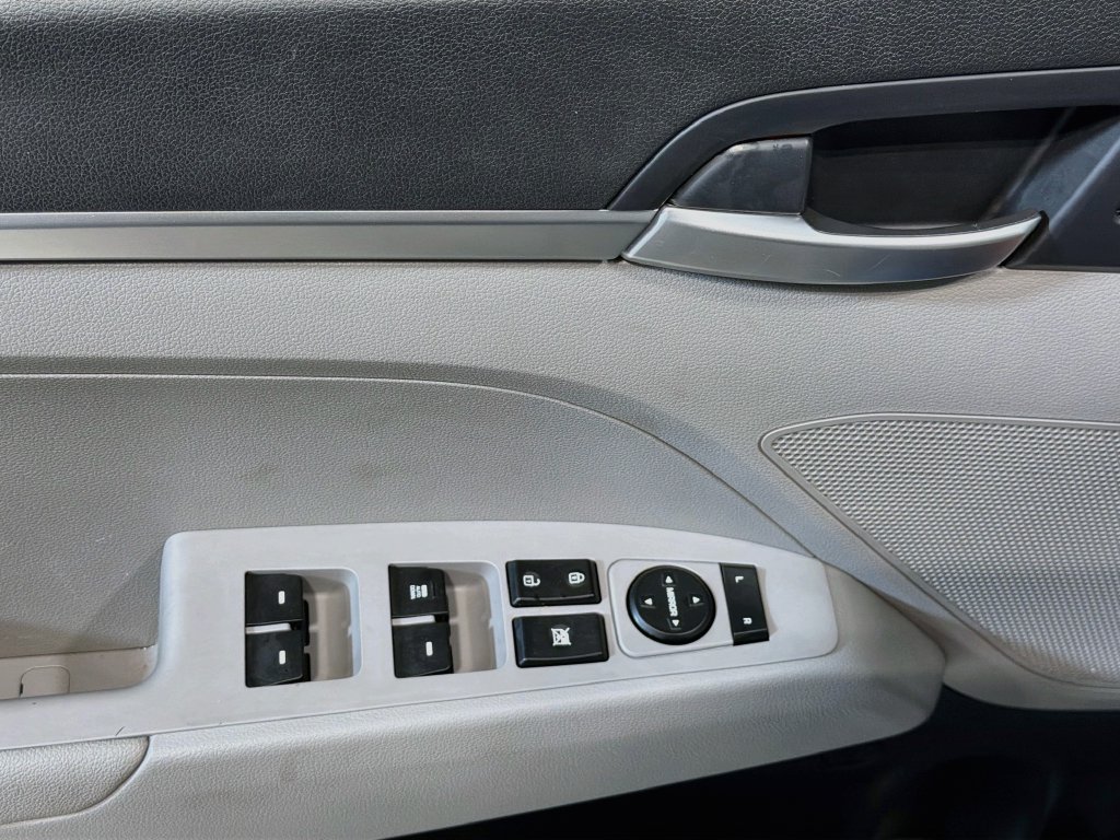 Used 2020 Hyundai Elantra SE FWD image 19