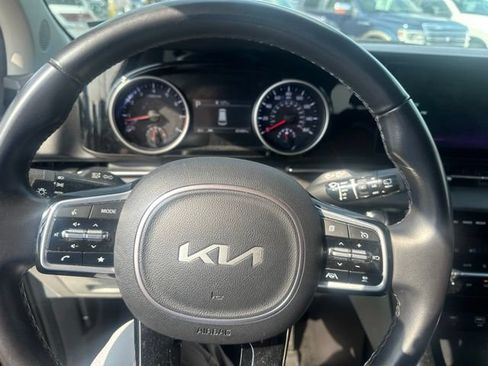 Used 2024 Kia Carnival EX FWD image 17