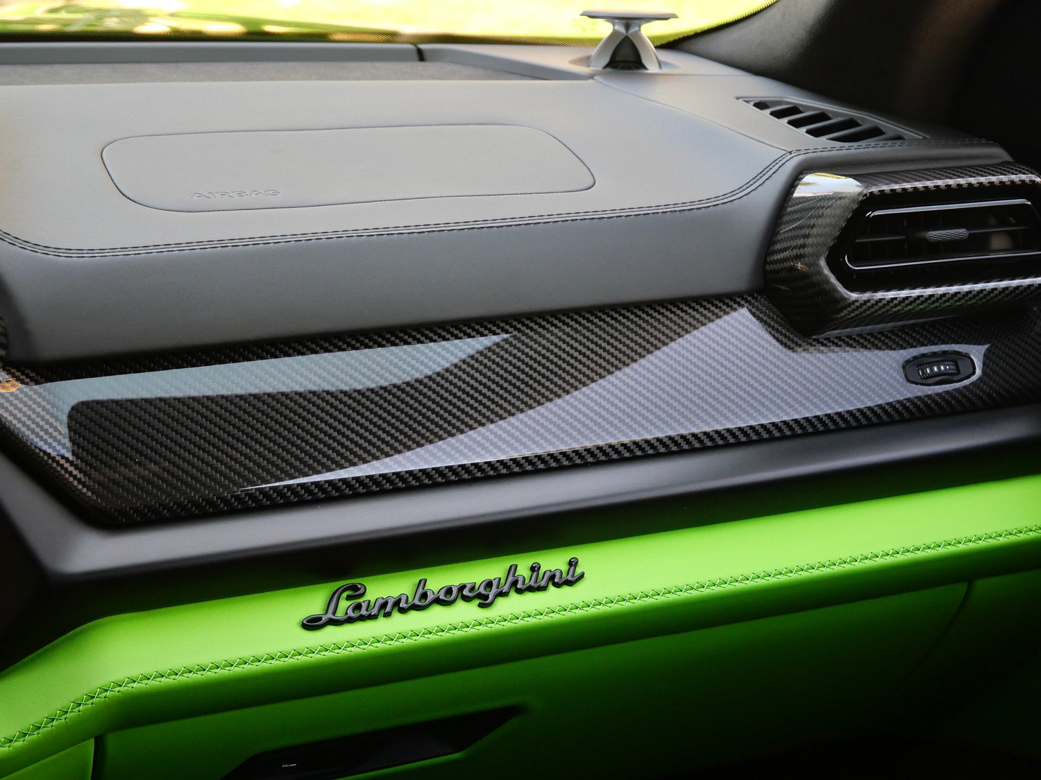 Used 2026 Lamborghini Urus SE AWD/4WD image 25