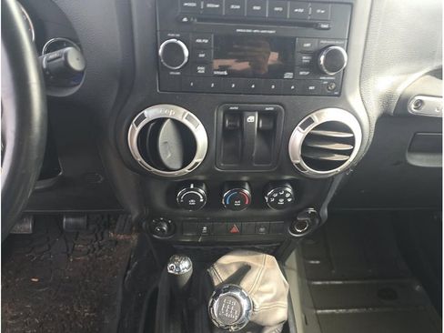 Used 2017 Jeep Wrangler Rubicon w/ Power Convenience Group AWD/4WD image 10