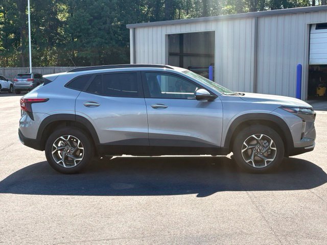 Used 2025 Chevrolet Trax LT FWD image 6