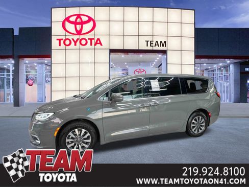 Used 2022 Chrysler Pacifica Touring-L w/ Uconnect Theater Family Group image 1