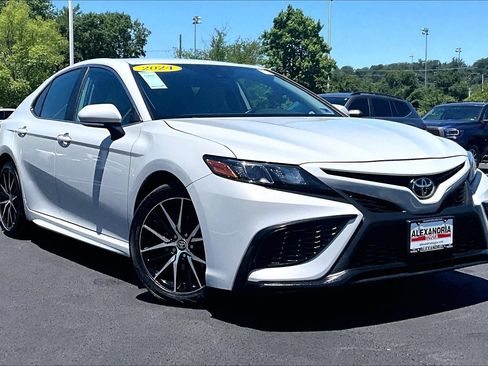 Used 2024 Toyota Camry SE FWD image 2