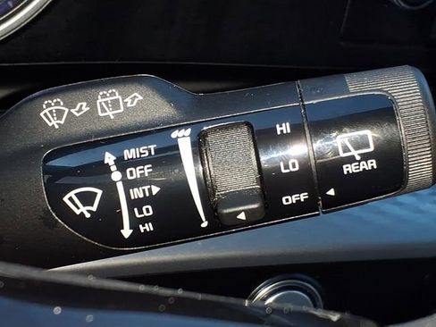 Used 2023 Kia Carnival LX image 29