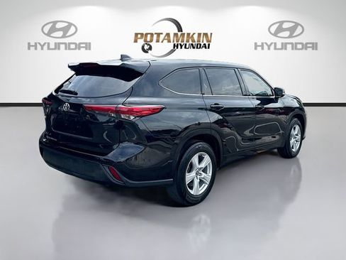 Used 2021 Toyota Highlander L FWD image 5