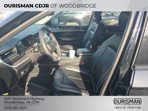 Used 2023 Jeep Grand Cherokee Limited AWD/4WD image 4