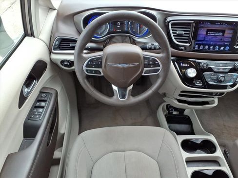 Used 2017 Chrysler Pacifica Touring image 11