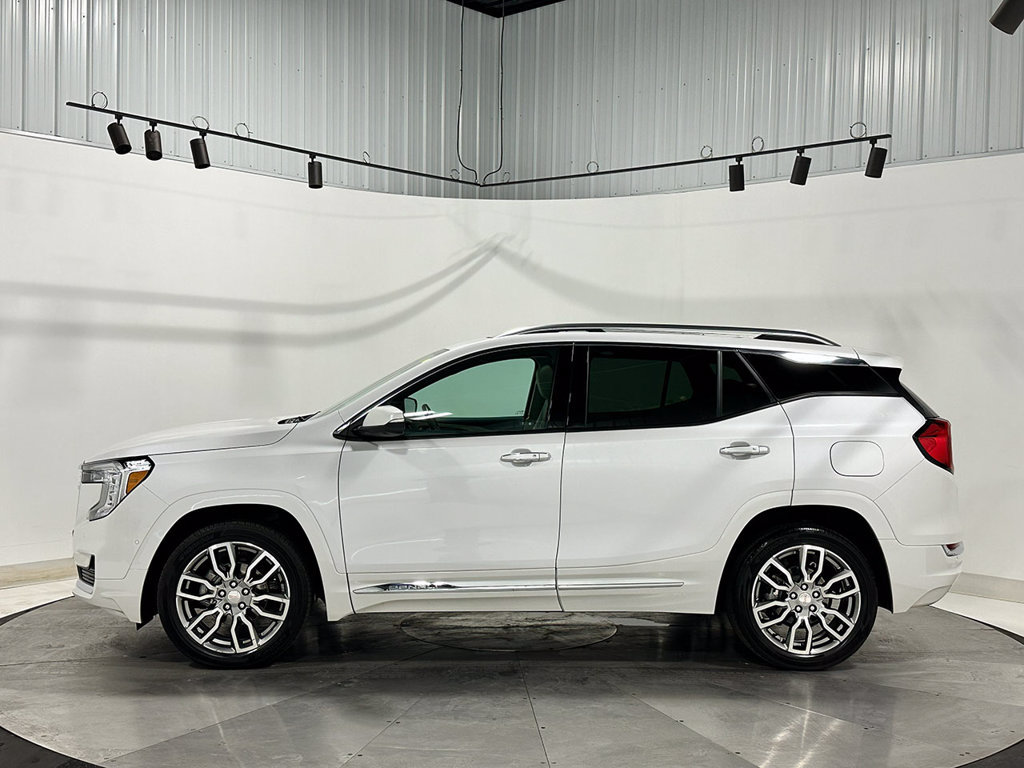 Used 2024 GMC Terrain Denali w/ Denali Premium Package AWD/4WD image 15