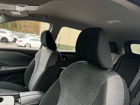 Used 2023 Nissan Rogue SV image 14