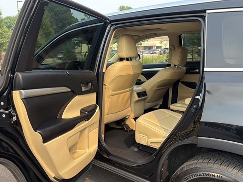 Used 2018 Toyota Highlander XLE AWD/4WD image 22