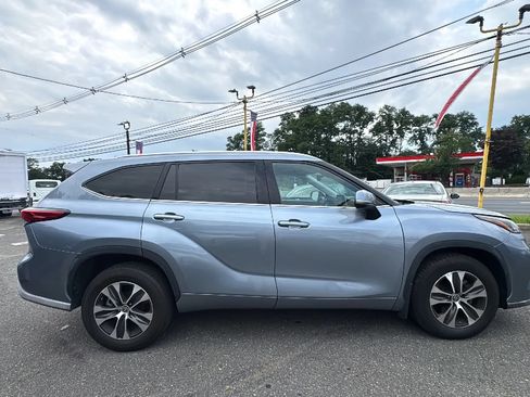 Used 2021 Toyota Highlander XLE AWD/4WD image 4