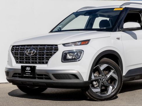Used 2025 Hyundai Venue SEL FWD image 2