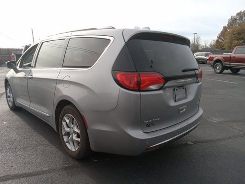 Used 2019 Chrysler Pacifica Limited image 5