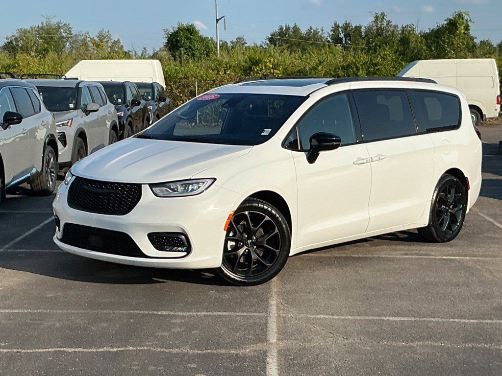 Used 2025 Chrysler Pacifica Limited FWD image 2