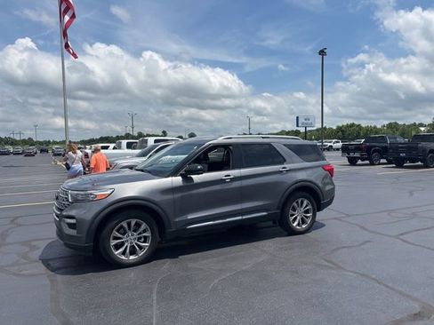 Used 2021 Ford Explorer Limited w/ Equipment Group 301A AWD/4WD image 2