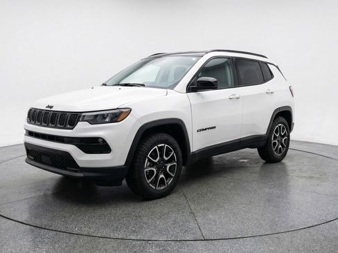 Used 2025 Jeep Compass Trailhawk w/ Trailer Tow Group AWD/4WD image 3
