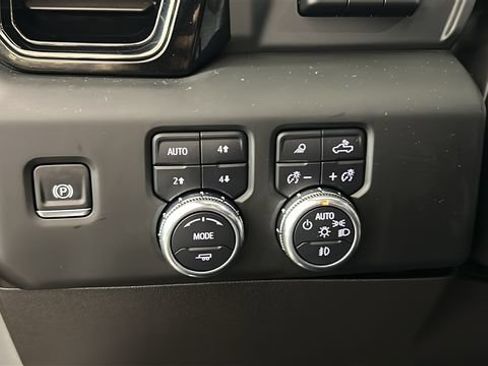 Used 2024 GMC Sierra 1500 AT4 w/ Technology Package AWD/4WD image 19